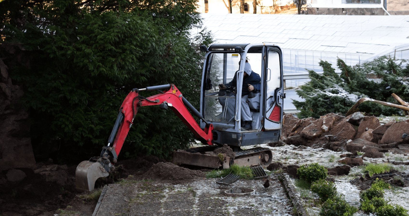 Arbeitseinsatz von Garten&Grundstück mit einem Mini-Bagger bei Landschaftsbauarbeiten in Hildesheim.